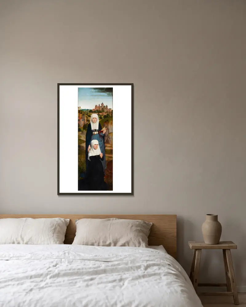 Gammal kvinna i bön med Sankta Anna av Hans Memling inramad på en vägg