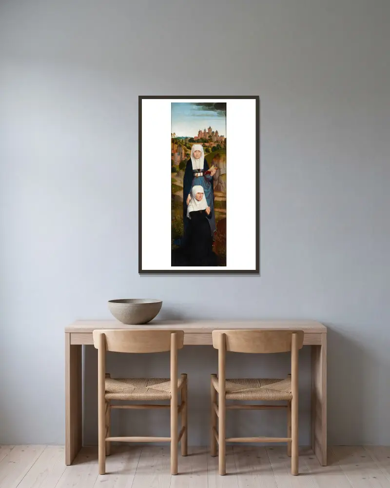 Gammal kvinna i bön med Sankta Anna av Hans Memling inramad på en vägg
