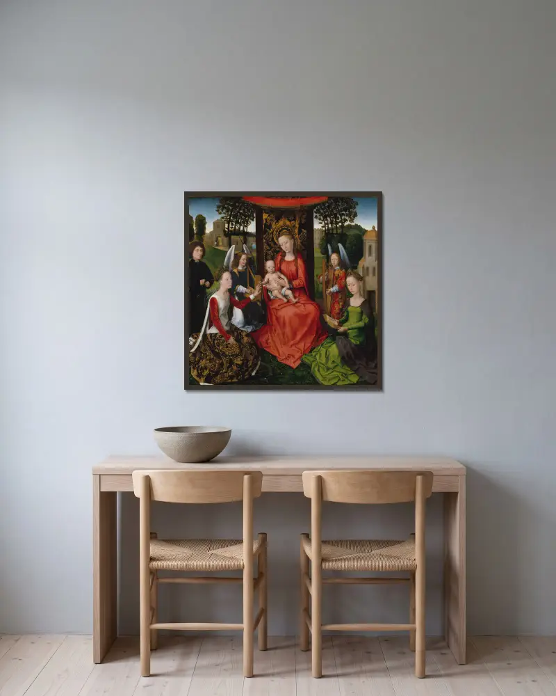 Madonna mit Kind und den Heiligen Katharina von Alexandria und Barbara von Hans Memling gerahmt an einer Wand