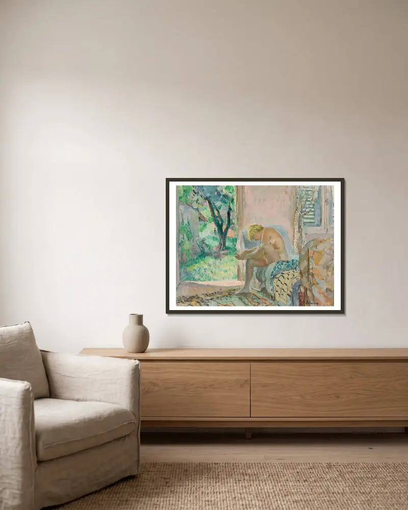 Sitzender Akt auf einem Sofa in Fensternähe von Henri Lebasque gerahmt an einer Wand