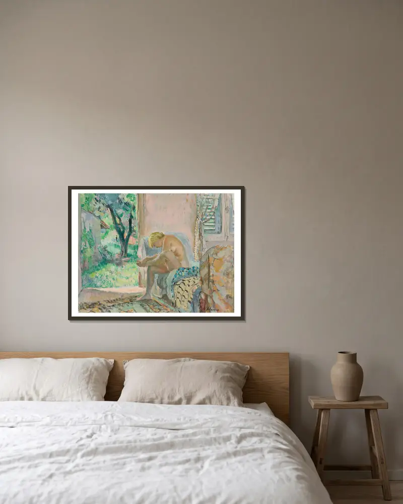 Sitzender Akt auf einem Sofa in Fensternähe von Henri Lebasque gerahmt an einer Wand