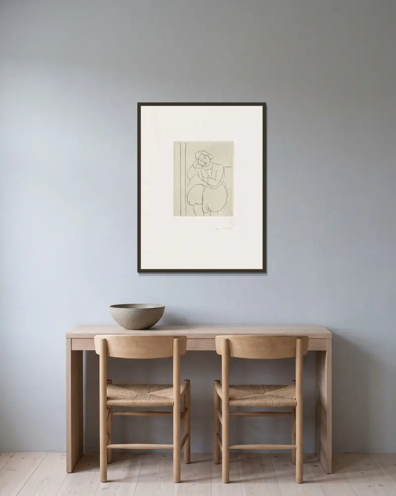 Sittande figur med huvudet stött mot höger hand av Henri Matisse inramad på en vägg