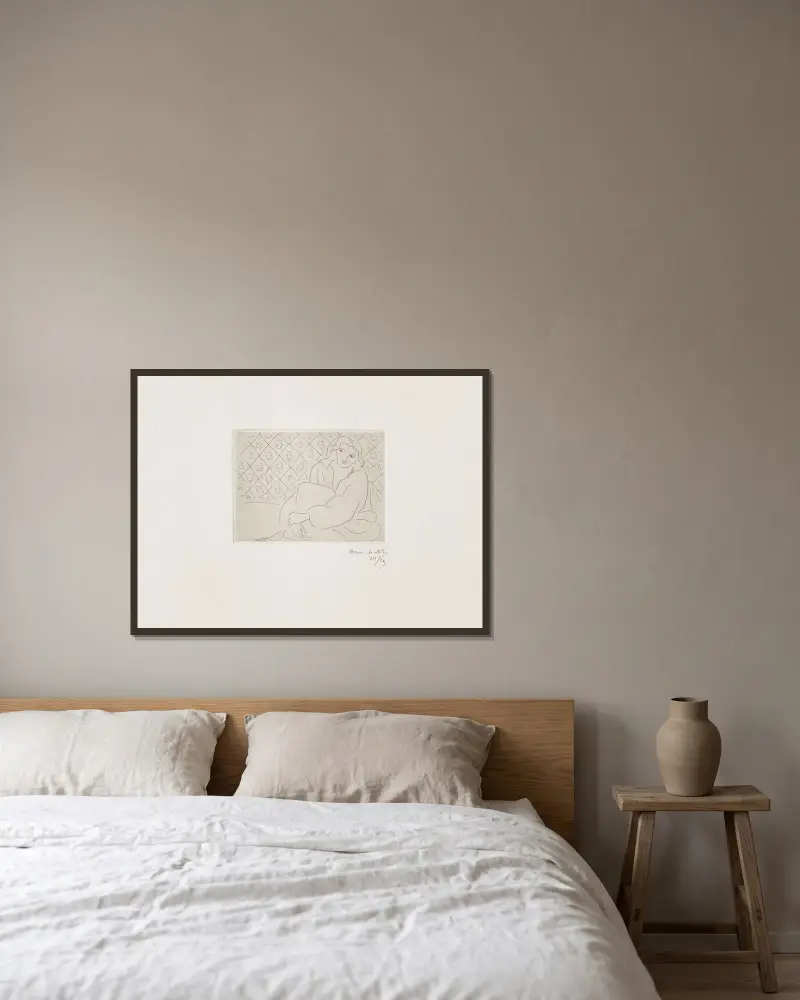 Sittande figur mot blommigt kakel av Henri Matisse inramad på en vägg