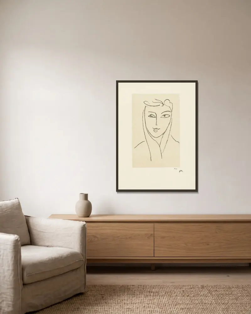 Ung kvinna med halsduk – studiesvit för ’Echos’, 1952 – nr 4 av Henri Matisse inramad på en vägg