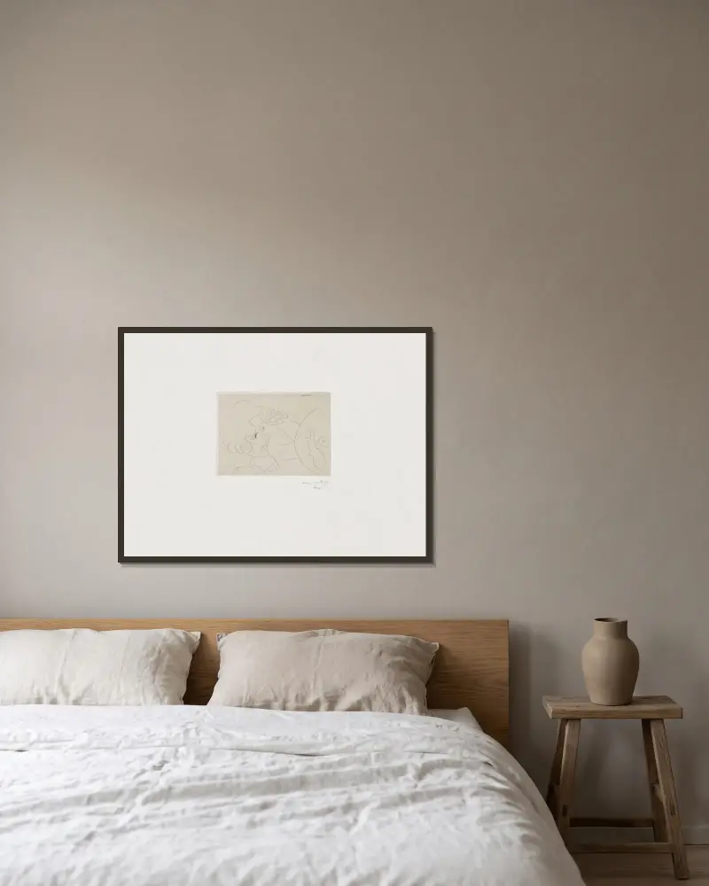 Ung kvinna med svarta ögon som betraktar ett akvarium av Henri Matisse inramad på en vägg