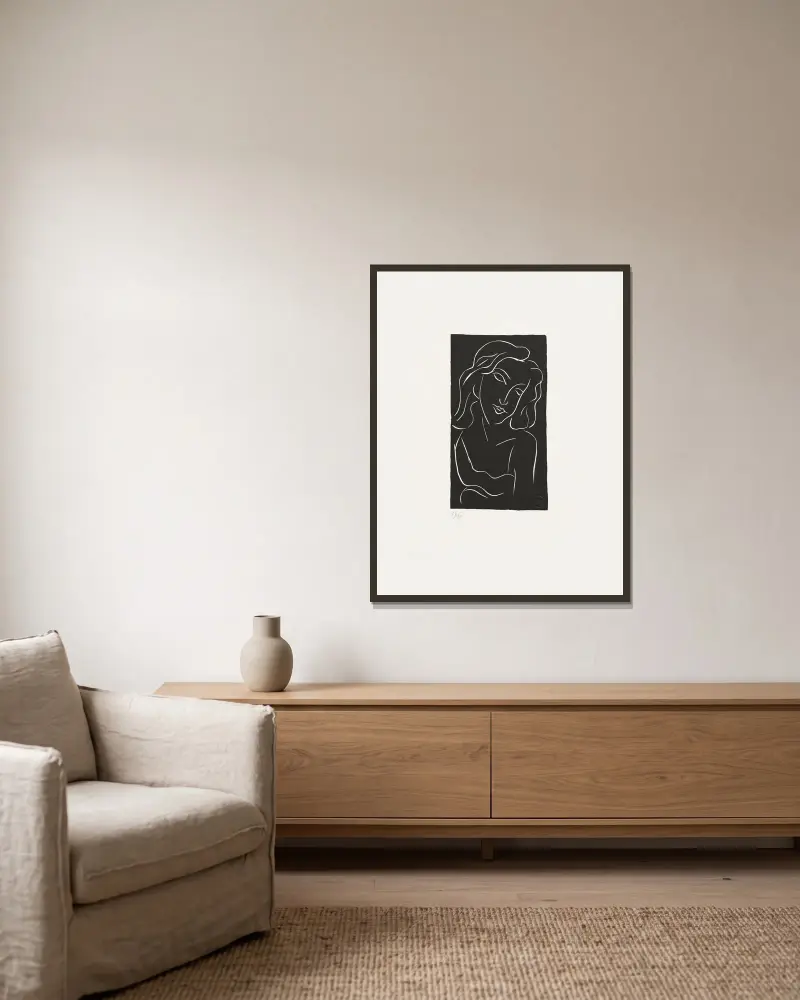 Ung kvinna med böjt ansikte av Henri Matisse inramad på en vägg