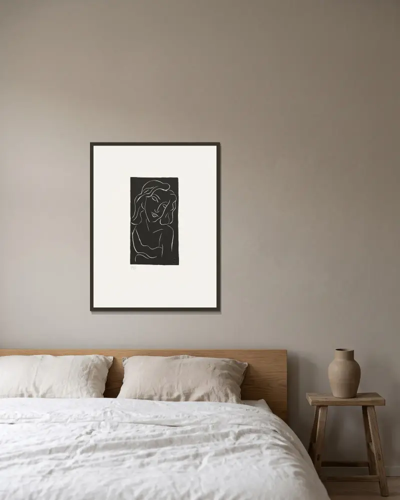 Ung kvinna med böjt ansikte av Henri Matisse inramad på en vägg