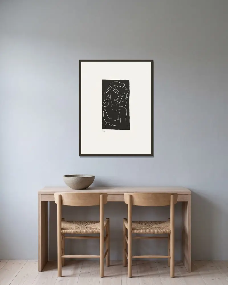 Ung kvinna med böjt ansikte av Henri Matisse inramad på en vägg