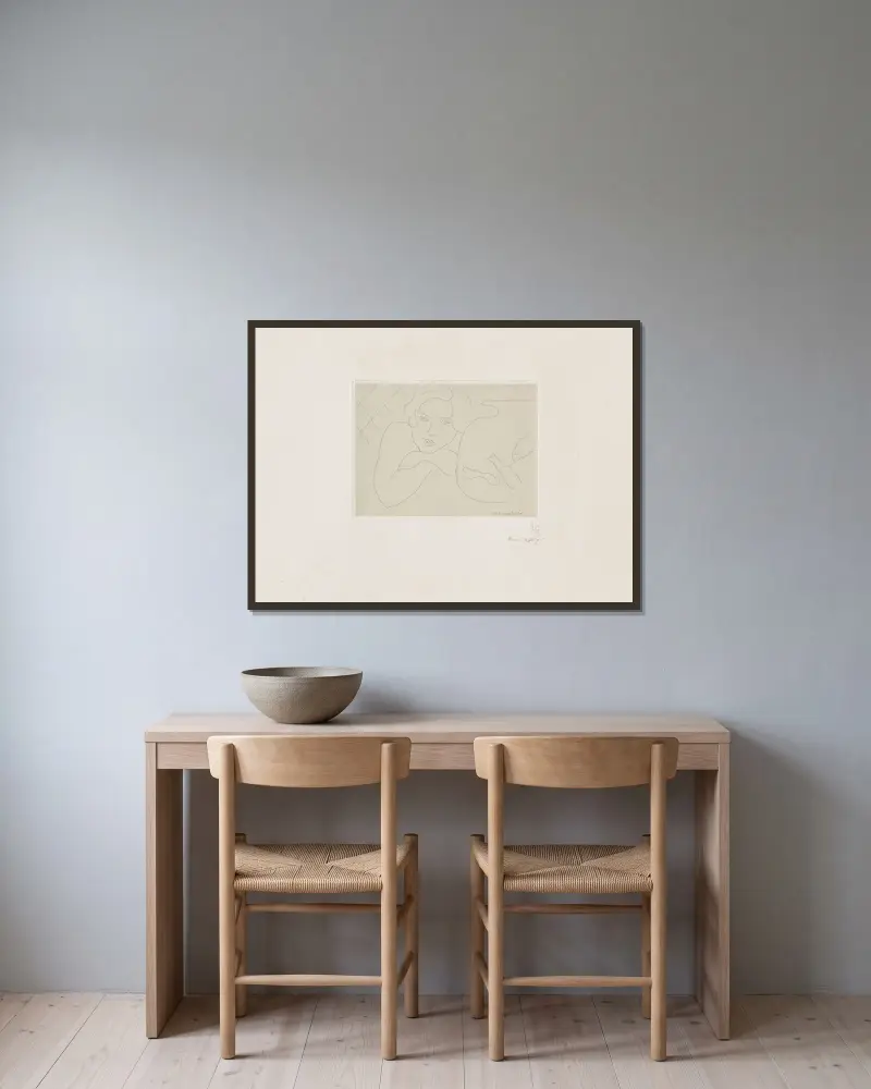Ung flicka drömmande vid en fiskglob av Henri Matisse inramad på en vägg