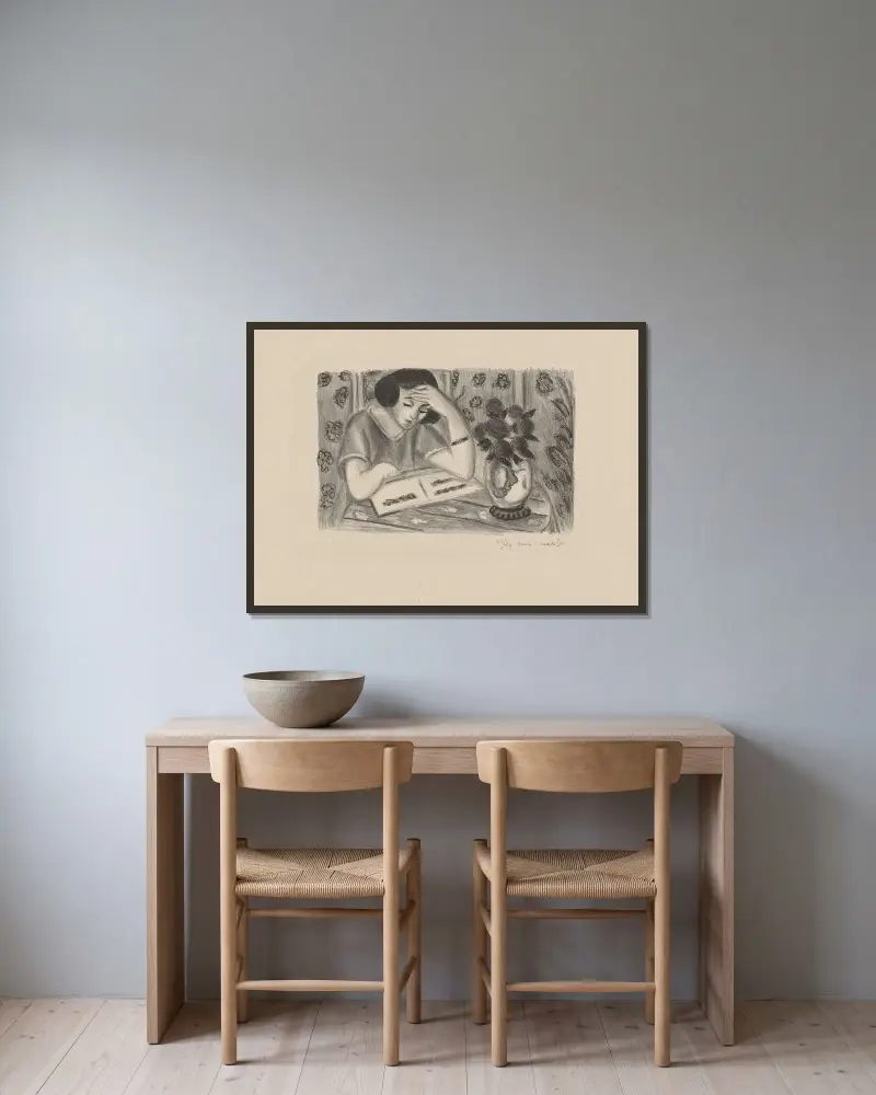 Lesende Frau mit Rosenstrauß von Henri Matisse gerahmt an einer Wand