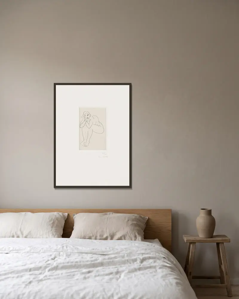 Sitzender Akt, den Oberkörper auf die Knie gestützt von Henri Matisse gerahmt an einer Wand