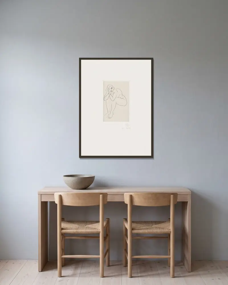 Sitzender Akt, den Oberkörper auf die Knie gestützt von Henri Matisse gerahmt an einer Wand