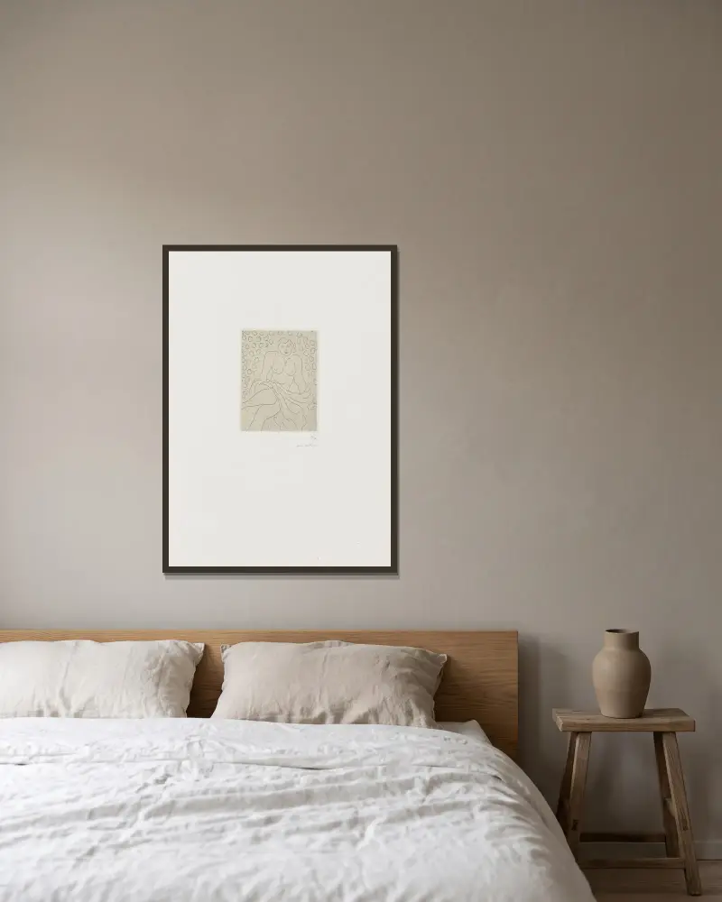 Nu drapé sur fond composé de cercles av Henri Matisse inramad på en vägg