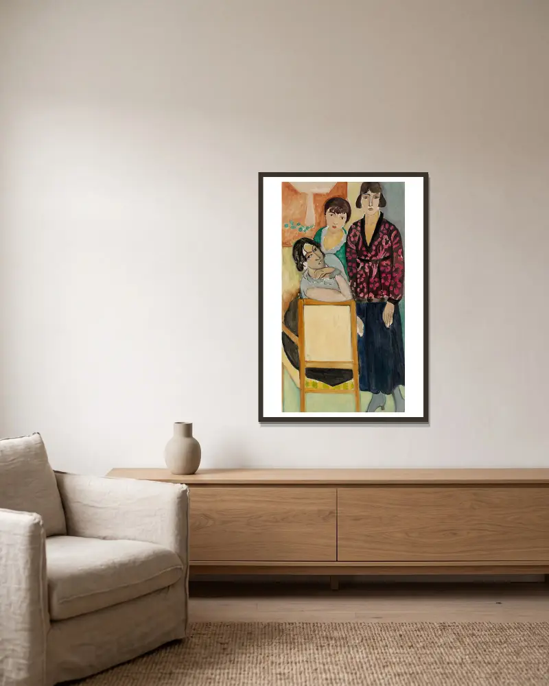 Drei Schwestern und ‚Der Tisch aus rosa Marmor‘ von Henri Matisse gerahmt an einer Wand