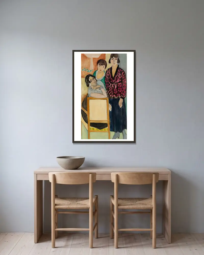 Drei Schwestern und ‚Der Tisch aus rosa Marmor‘ von Henri Matisse gerahmt an einer Wand