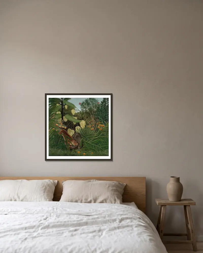 Fight between a Tiger and a Buffalo av Henri Rousseau inramad på en vägg