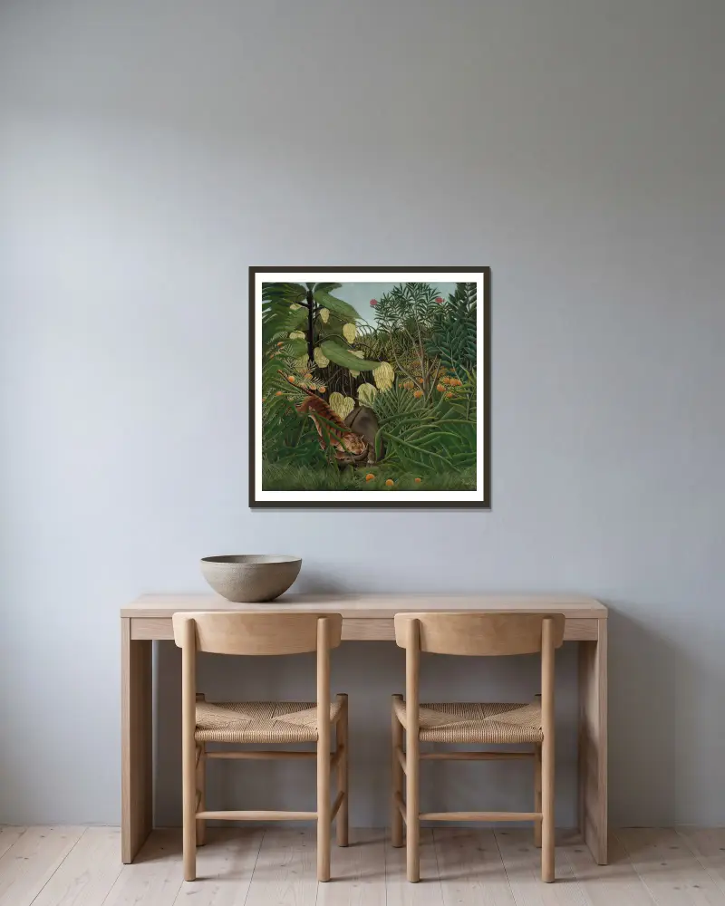 Fight between a Tiger and a Buffalo av Henri Rousseau inramad på en vägg