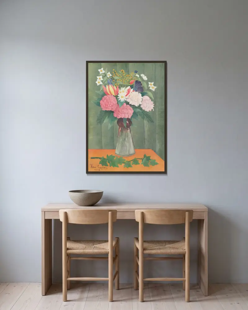 Flowers in a Vase av Henri Rousseau inramad på en vägg