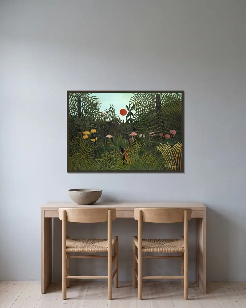 Džungle se zapadajícím sluncem, Henri Rousseau v rámu na stěně