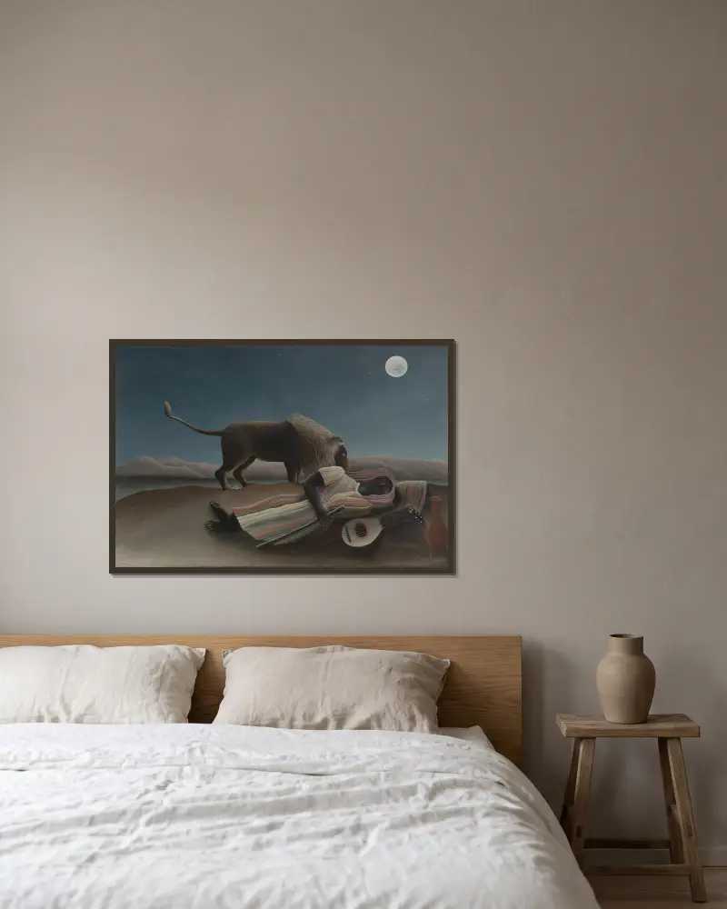 The Sleeping Gypsy av Henri Rousseau inramad på en vägg