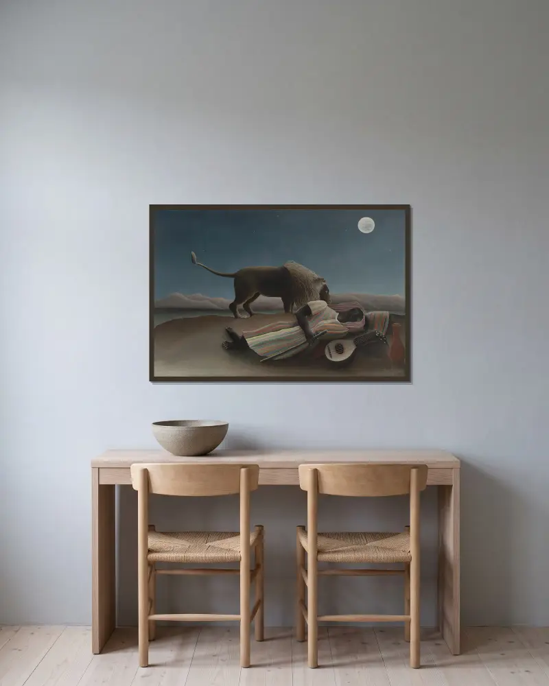 The Sleeping Gypsy av Henri Rousseau inramad på en vägg