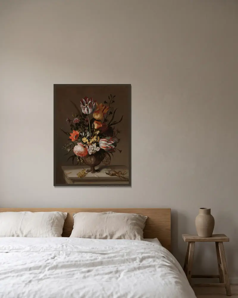 Stillleben mit Blumenvase und einem toten Frosch von Jacob Marrel gerahmt an einer Wand