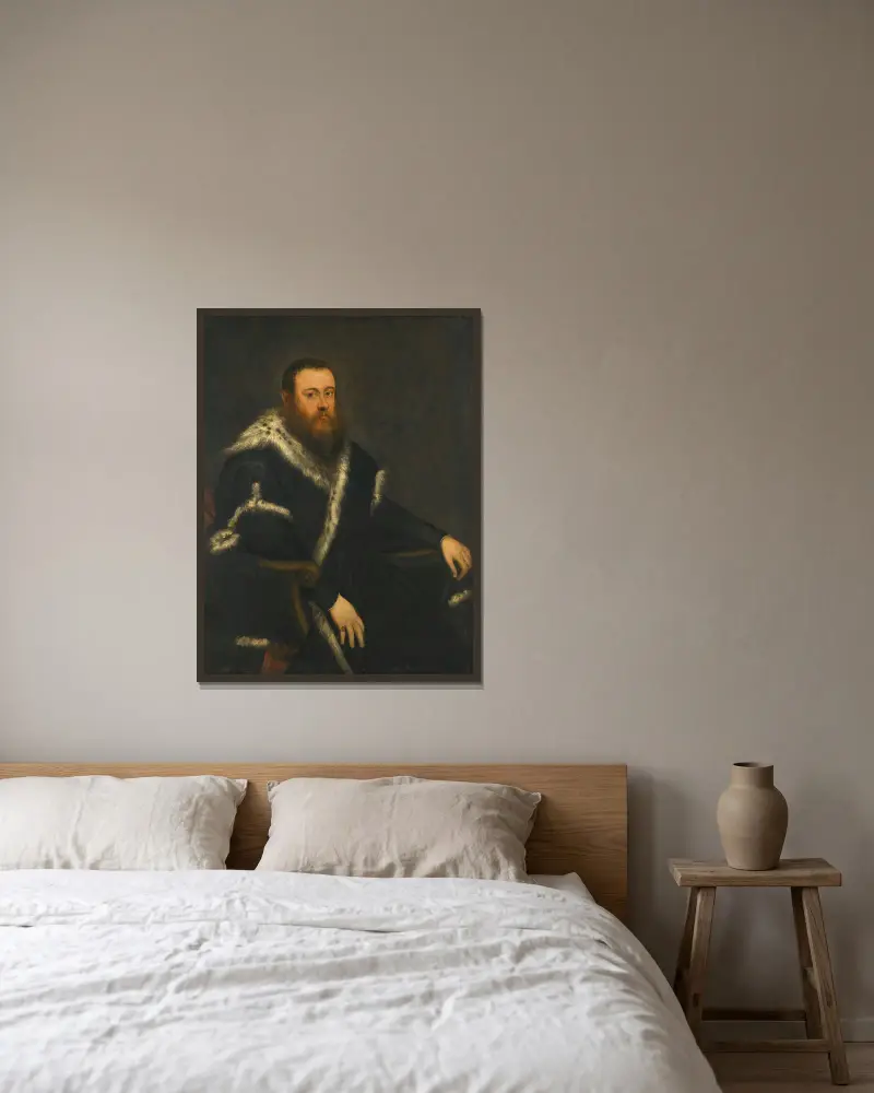 Bildnis eines bärtigen Mannes in schwarzem Gewand mit Pelz von Jacopo Tintoretto gerahmt an einer Wand