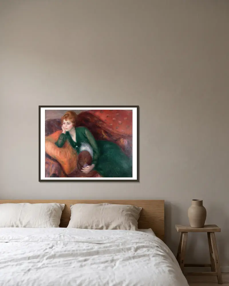 Ung kvinna i grönt av William James Glackens inramad på en vägg