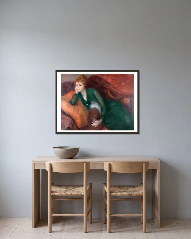 Ung kvinna i grönt av William James Glackens inramad på en vägg