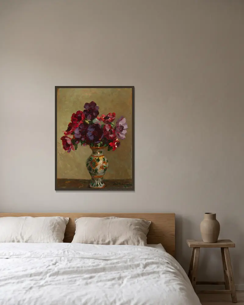Anemonen und gemusterte Blumenvasen von Jan Bohuszewicz gerahmt an einer Wand