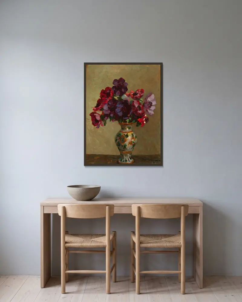 Anemonen und gemusterte Blumenvasen von Jan Bohuszewicz gerahmt an einer Wand