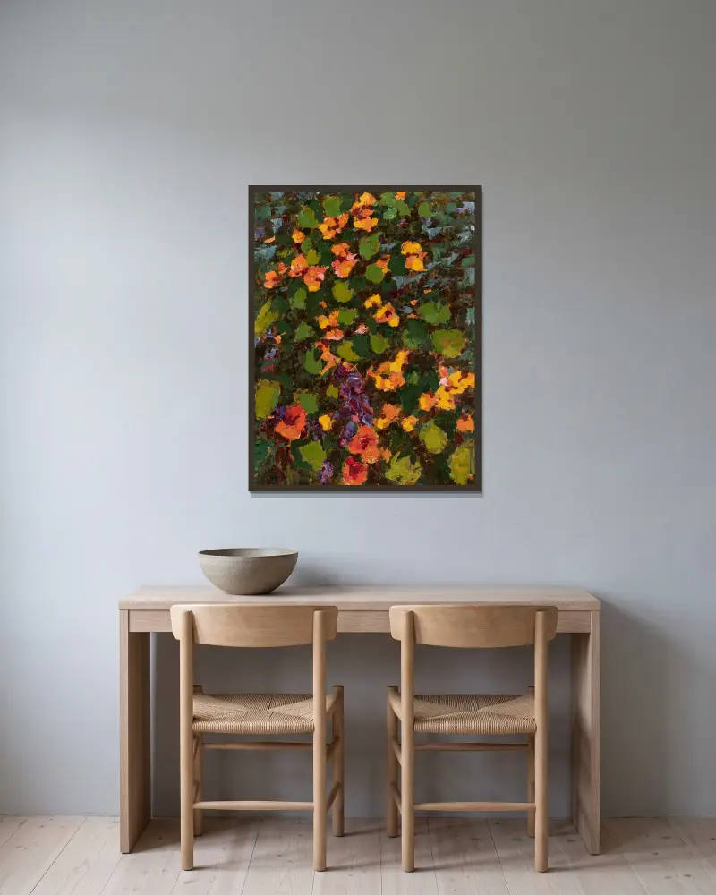 In meinem Garten – Kapuzinerkresse im Sonnenschein von Jan Bohuszewicz gerahmt an einer Wand
