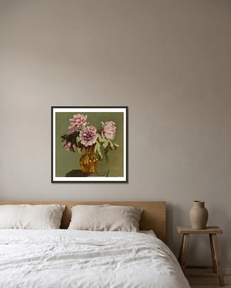 Pioner och liten gul blomvas av Jan Bohuszewicz inramad på en vägg