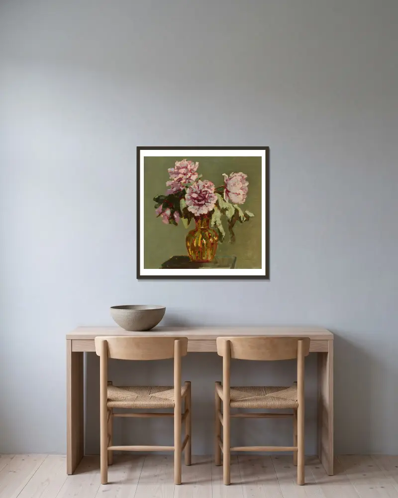 Pioner och liten gul blomvas av Jan Bohuszewicz inramad på en vägg