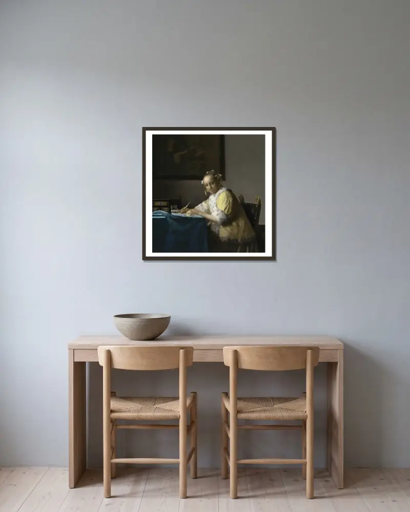 A Lady Writing av Johannes Vermeer inramad på en vägg