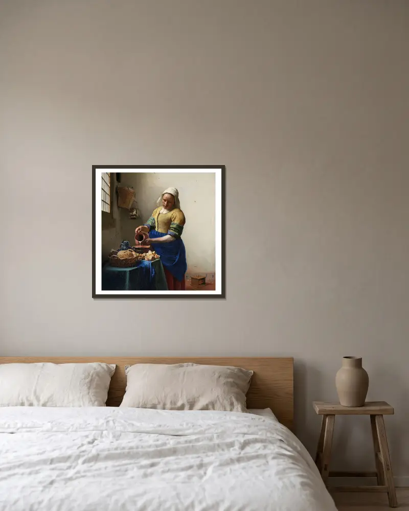 Mjölkerskan av Johannes Vermeer inramad på en vägg