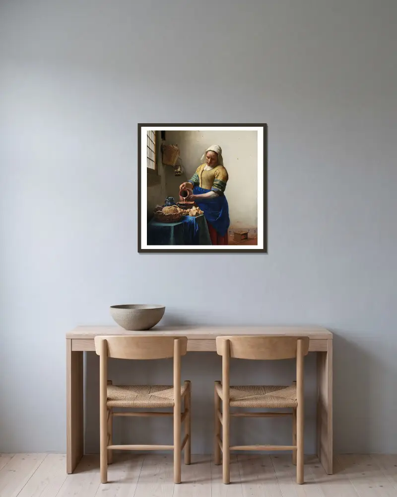 Mjölkerskan av Johannes Vermeer inramad på en vägg