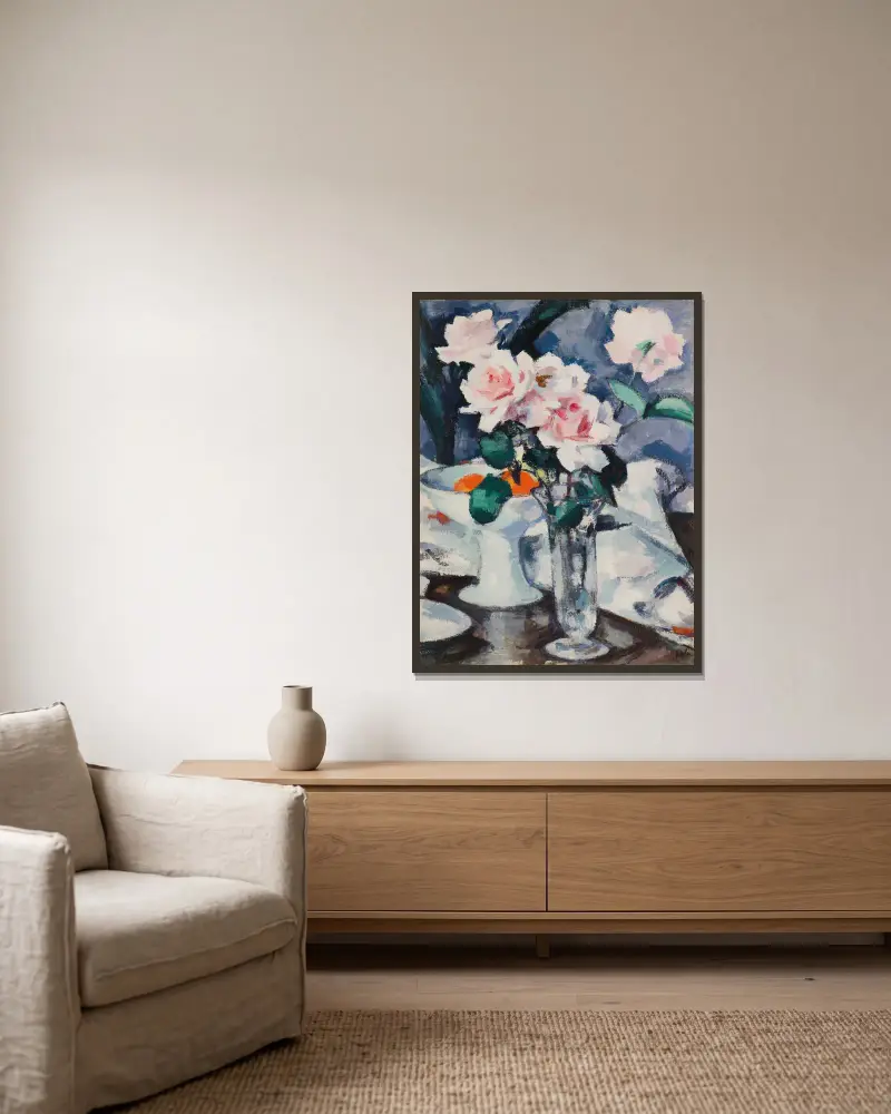 Rosa Rosen in einer Glasvase – Nr. 1 von Samuel John Peploe gerahmt an einer Wand