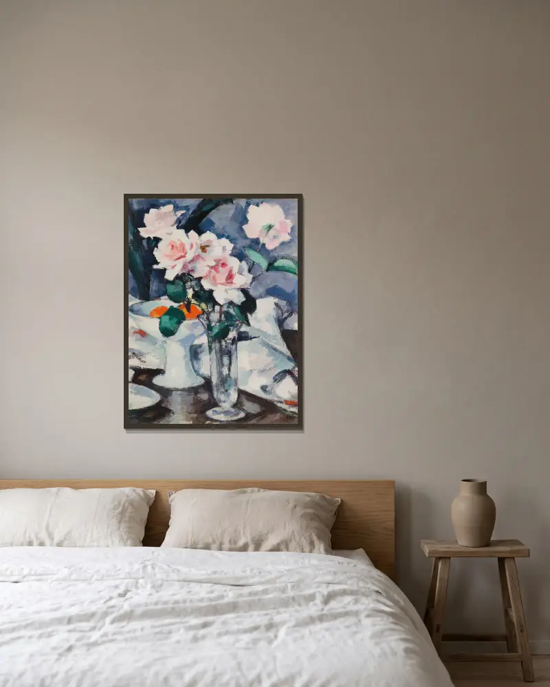 Rosa Rosen in einer Glasvase – Nr. 1 von Samuel John Peploe gerahmt an einer Wand