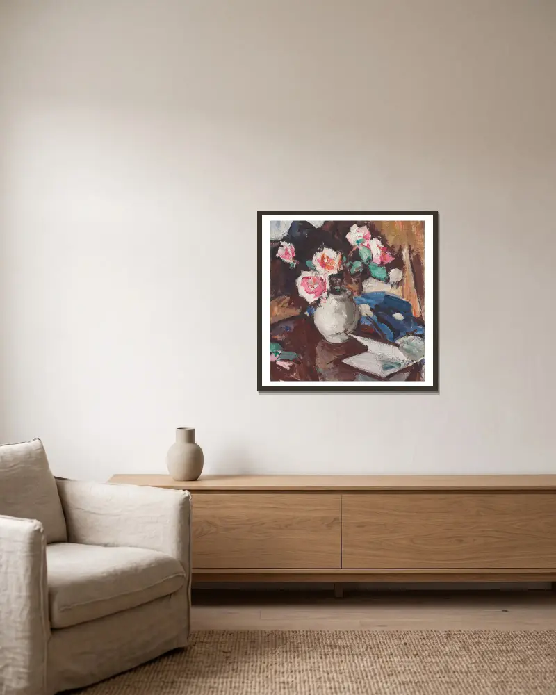 Rosa Rosen in einer Vase von Samuel John Peploe gerahmt an einer Wand