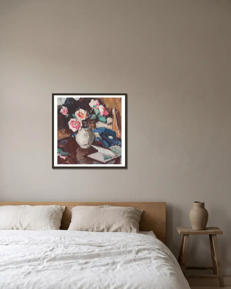 Rosa Rosen in einer Vase von Samuel John Peploe gerahmt an einer Wand