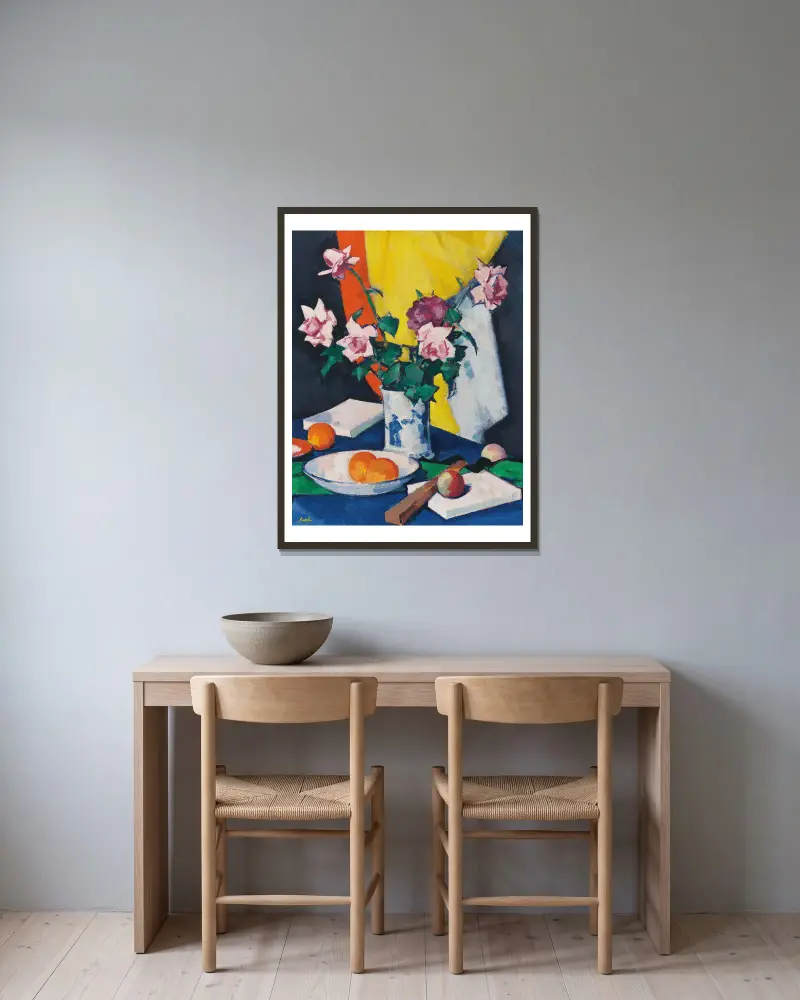 Röda och rosa rosor, apelsiner och solfjäder av Samuel John Peploe inramad på en vägg