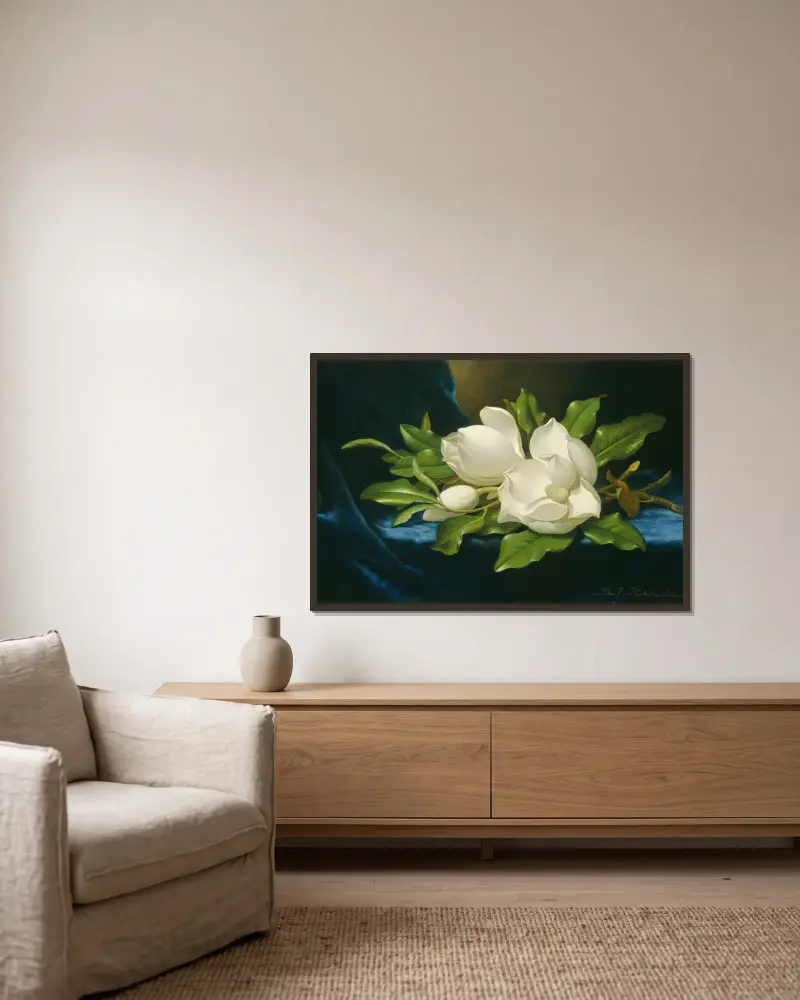 Jättemagnolior på ett blått sammetskläde av Martin Johnson Heade inramad på en vägg