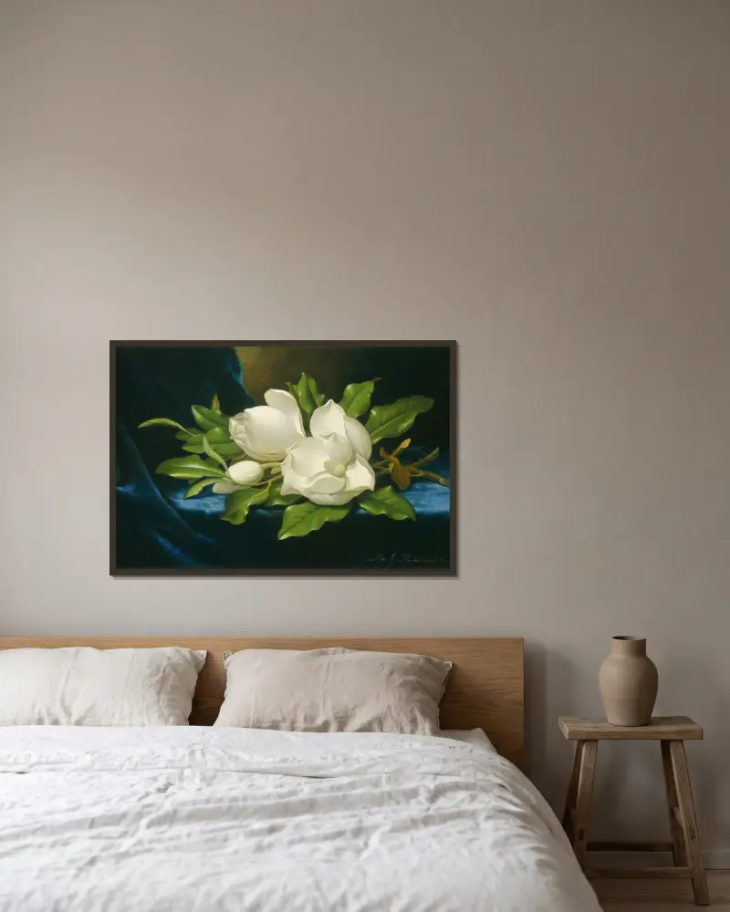 Jättemagnolior på ett blått sammetskläde av Martin Johnson Heade inramad på en vägg