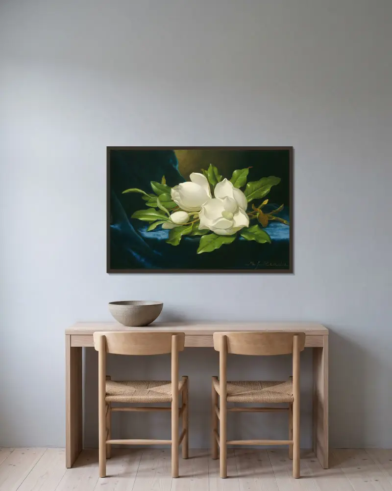 Jättemagnolior på ett blått sammetskläde av Martin Johnson Heade inramad på en vägg