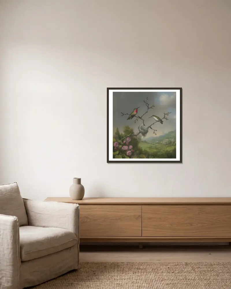Kolibris und Apfelblüten von Martin Johnson Heade gerahmt an einer Wand