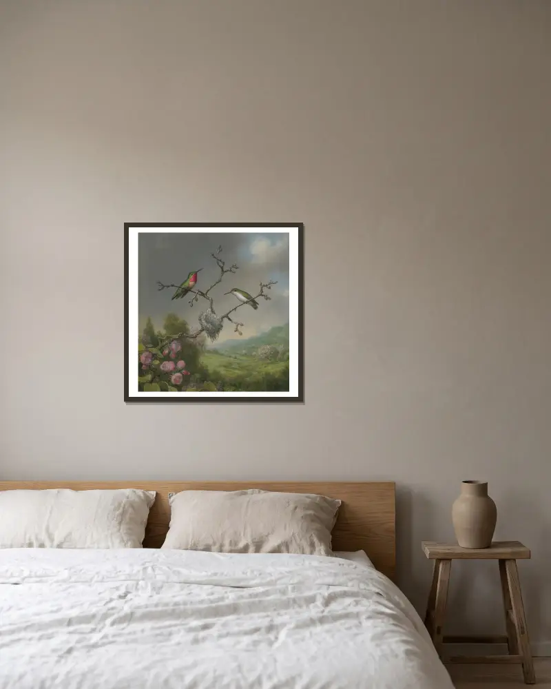 Kolibris und Apfelblüten von Martin Johnson Heade gerahmt an einer Wand
