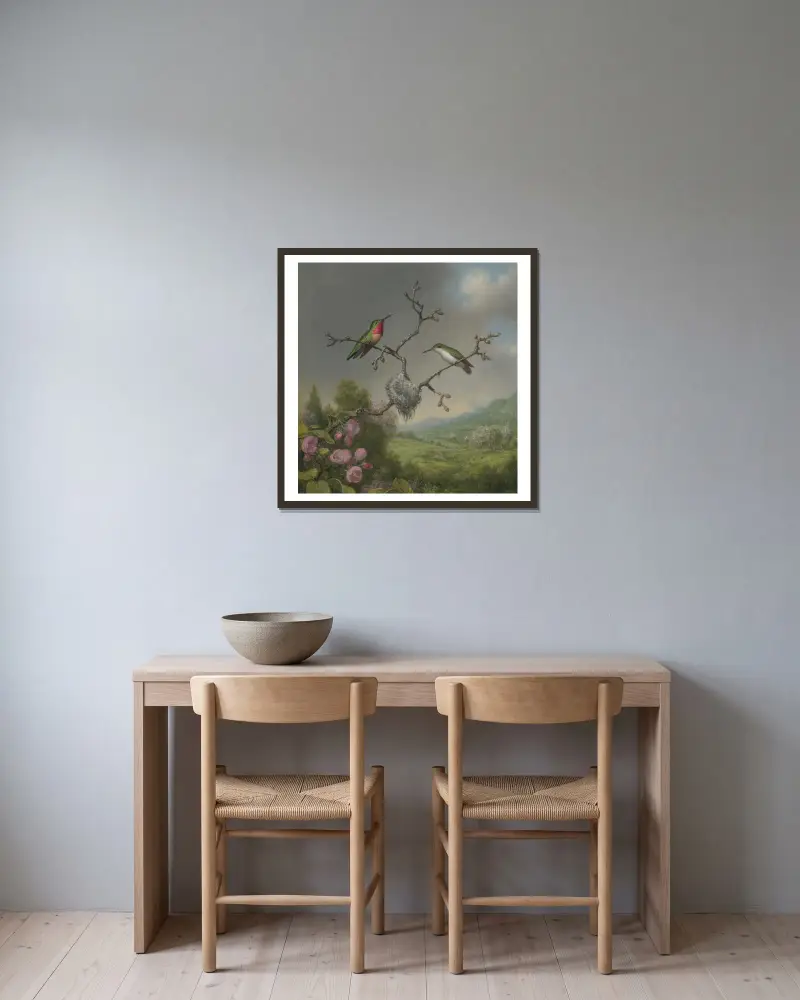 Kolibris und Apfelblüten von Martin Johnson Heade gerahmt an einer Wand