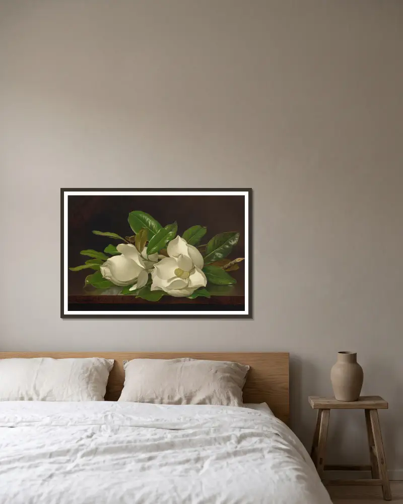 Magnolien auf einem glänzenden Tisch von Martin Johnson Heade gerahmt an einer Wand