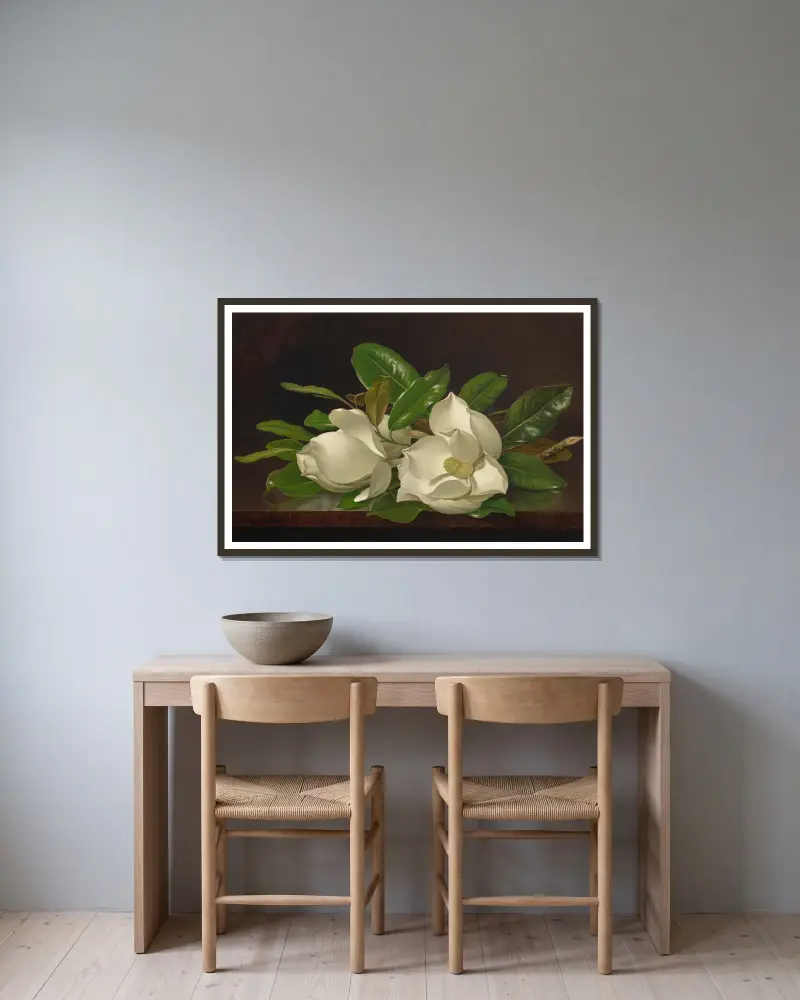 Magnolien auf einem glänzenden Tisch von Martin Johnson Heade gerahmt an einer Wand